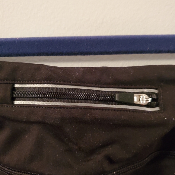 Victoria's Secret VSX Sport | Black/Grey Knockout Ruched Crop Leggings - Picture 5 of 6